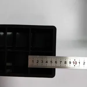 Schwarze Silikon-Eiswürfelform Detailansicht zeigt die Maße der Mehrfach-Quadratgitter.