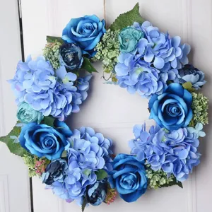 Vista detallada de corona de flores de rosas y hortensias artificiales azules