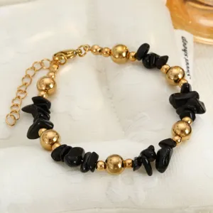 Elegante bracciale di perle in pietra naturale con sfere dorate e pietre frantumate.