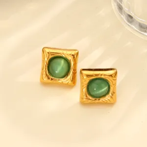 Elegante vierkante vergulde roestvrijstalen oorknopjes met helder groene kattenoogsteen.