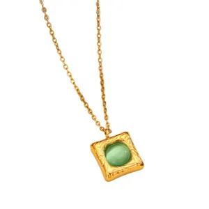 Gouden roestvrijstalen ketting met vierkante hanger en groene kattenoogsteen voor dames.