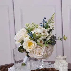 Bouquet de roses blanches artificiel vue détaillée, accessoire floral de mariage vintage.