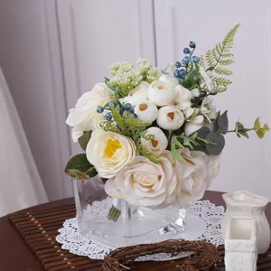 Bouquet de roses blanches artificielles arrangement de fausses fleurs pour mariage et décor.