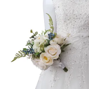 Bouquet de mariée artificiel blanc européen avec des baies pour la photographie de mariage.