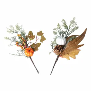 Bacche e zucche artificiali con foglie d'acero per decorazione autunnale e Halloween