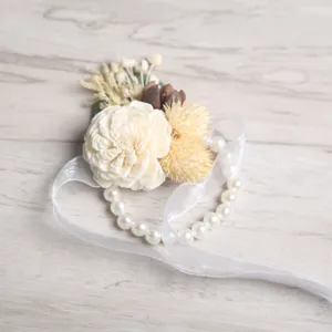 Elegantes Hochzeits-Handgelenk-Corsage mit konservierten Trockenblumen und Perlen.