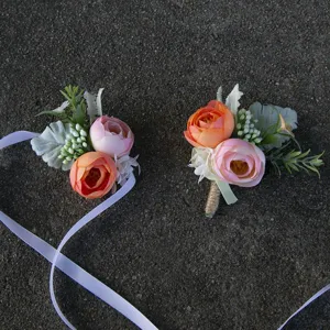Conjunto de corsage y prendido de flores artificiales para boda, estilo rústico.