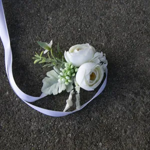 Elegante prendedor corsage de flor artificial blanca con cinta para boda novio.
