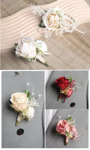 Set di bottoniere di rose e fiore da polso con perle e cristalli per il matrimonio.