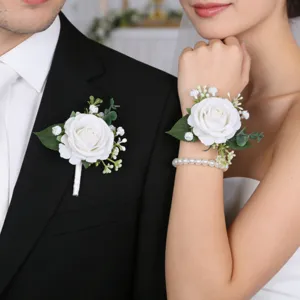 Detalle del elegante conjunto de boutonnières y ramilletes de muñeca para bodas.