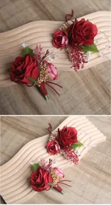 Set di bottoniera e fiore da polso da sposa con rosa rossa per accessorio foto di matrimonio.