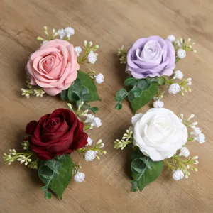Detalle de boutonniere de rosa artificial, conjunto de corsé de boda floral con hojas verdes.