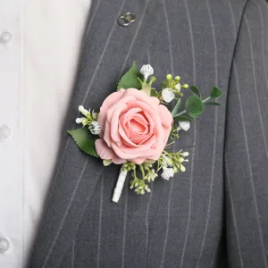 Primer plano detallado de un boutonnière de rosa artificial rosa en un traje de boda gris.