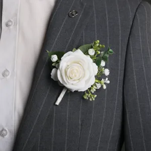 Elegante botonera de rosa artificial blanca para novios, accesorio perfecto para traje.