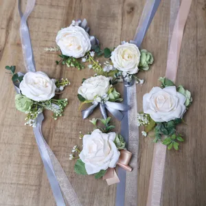 Ensemble de corsage de poignet et boutonniere de mariage de roses artificielles blanches