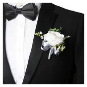 Boutonnière de rose artificielle blanche pour costume de mariage de marié et témoins floraux