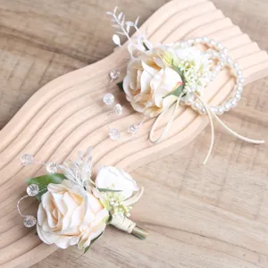 Set di corsage e braccialetto di rose da sposa con perle per la fotografia di nozze.