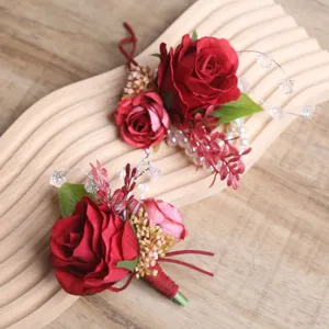 Boutonnière da sposa con rose rosse perle e cristalli per matrimonio ed eventi.