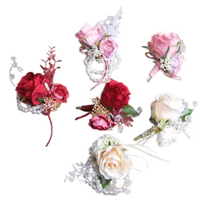 Set di bottoniere e corsage da polso con rose da matrimonio e perle eleganti.