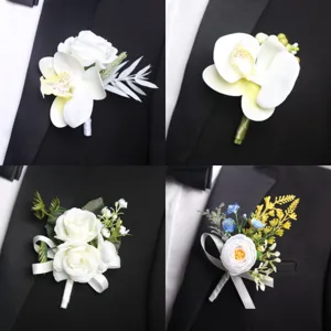 Detailansicht eleganter weißer Hochzeits-Boutonnière und Orchideen-Brosche für den Herrenanzug.