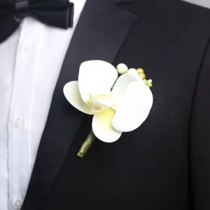 Detailansicht der weißen Orchideen-Ansteckblume, ideal für Hochzeitsanzug und Blumendekoration.