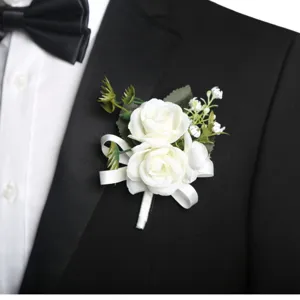 Detailansicht weiße Rosen Ansteckblume, elegante Hochzeits Corsage mit Seidenband für Herren Anzug.