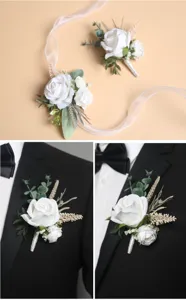 Gedetailleerd overzicht van witte kunstmatige roos boutonnière en polsbloem voor huwelijksfeest.