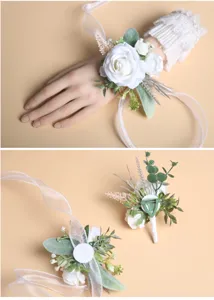 Detail van kunstmatige witte roos polsbloem en corsage voor huwelijksfeest decoratie.
