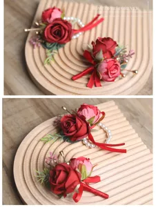 Detaillierte Nahaufnahme von eleganten burgunderroten künstlichen Rosen-Ansteckblumen.
