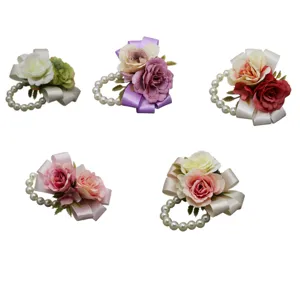 Set di corsage da polso con rose artificiali e perle per decorazioni di matrimoni.