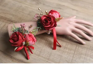 Burgunderrote künstliche Rosen Handgelenk Blume und Ansteckblume Detailansicht für Hochzeit.
