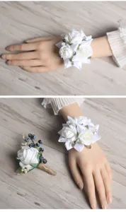 Dettaglio del set di corsage da polso e boutonnière di rose bianche fatte a mano.