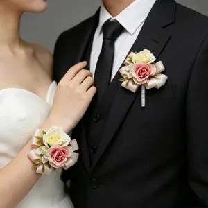 Set bottoniera e corsage da polso di rose per matrimonio sposo damigelle floreale