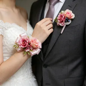 Set di corsage da matrimonio con rose artificiali e fiore da polso per sposo e sposa rosa