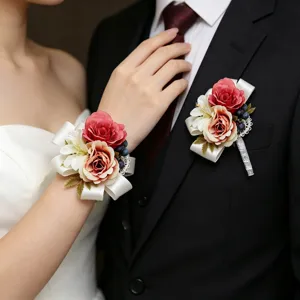 Set di corsage da polso e bottoniera con rose artificiali per decorazione nuziale.