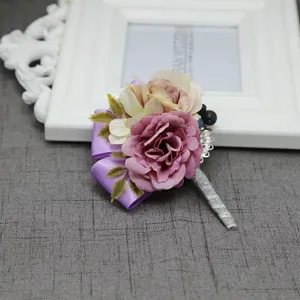 Corsage di rose artificiali fatto a mano con nastro viola, perfetto per matrimoni e sposi.