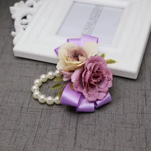 Fiore da polso rosa artificiale corsage con bracciale di perle e nastro viola per matrimonio.
