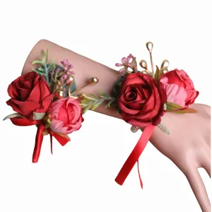 Elegante weinrote Rosen Handkorsage für Hochzeiten, Brautjungfern und festliche Anlässe.