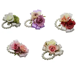 Set di fiori da polso in rosa artificiale con perle e nastri per decorazione nozze.