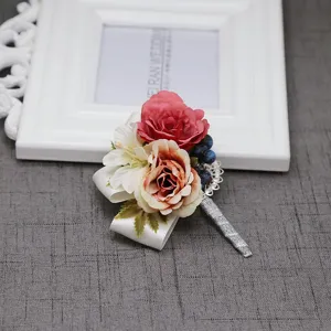 Bottoniera con rosa artificiale in stile foresta matrimonio sposo con nastro bianco e bacche.