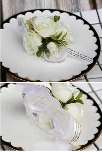 Weißer künstlicher Rosen Handgelenk Blumen Corsage mit Band Detail für Hochzeitsfeier.