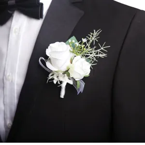Elegante weiße Rosen Hochzeits Corsage Ansteckblume für Bräutigam Anzug Dekoration.