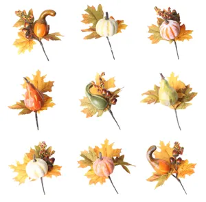 Kunstmatige herfst oogst takken met pompoenen, esdoornbladeren en bessen voor krans decoratie.