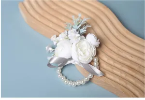 Weisse Kamelie Handgelenk Blume Detail, Hochzeit Brautjungfer Blumenarmband mit Perlen.