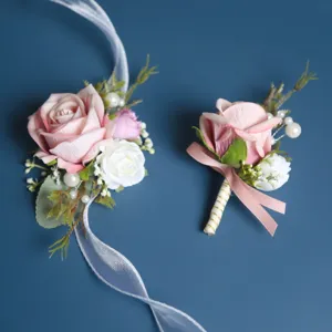 Vue détaillée d'un corsage de poignet et d'une boutonnière en roses artificielles.