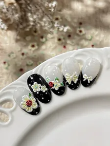 Detalles de decoración de uñas postizas florales frescas de verano con mariquita 3D y lazo