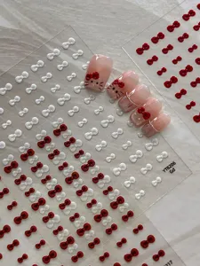 Detalle de pegatinas de uñas lazo Hello Kitty bonitas, exposición de uñas de gel.