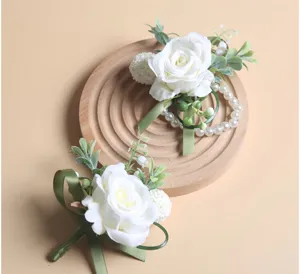 Ensemble de boutonnière et fleur de poignet de mariage rose blanche avec perles.
