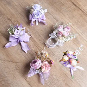 Elegantes Hochzeits-Boutonniere- und Handgelenk-Korsett-Set in Lila und Rosa, ideal für Bräutigam.