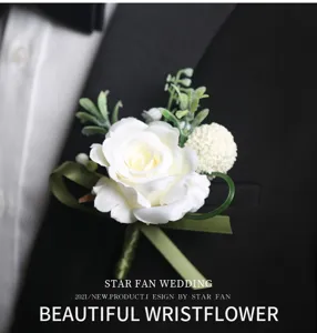 Boutonnière élégante en rose blanche pour mariage, marié et témoins, style forestier raffiné.